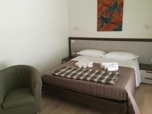 A bed or beds in a room at Tempo Di Sole con Serv Spiaggia