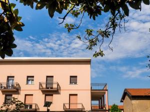 een gebouw met balkons en een blauwe lucht bij Residenza Sant'Anna in Cuggiono