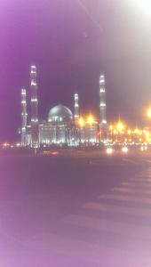 une mosquée éclairée la nuit avec des lumières dans l'établissement Kaldyakova, à Astana