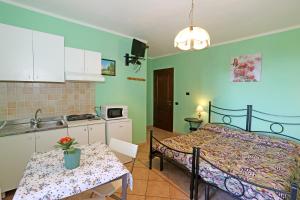 eine Küche und ein Schlafzimmer mit Bett und Tisch in der Unterkunft Agriturismo Al Brich in Albaretto Della Torre 