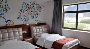 Giường trong phòng chung tại Shell Linzhi Bayi Area G318 Shuangyong Road Hotel