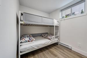 Postel nebo postele na pokoji v ubytování Garden Suite 2-Bed 1-Bath can be Interconnected with additional Suite