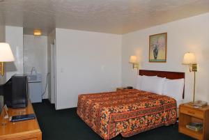 Postel nebo postele na pokoji v ubytování Stone Inn Extended Stay U of A