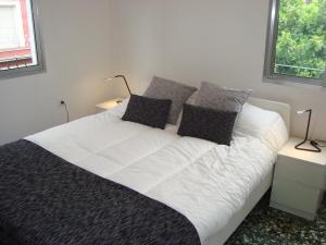 セビリアにあるEl HECHIZOのベッドルーム1室(白いベッド1台、枕2つ付)