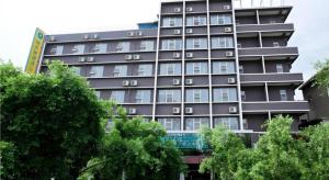 a large gray building with a lot of windows at City Comfort Inn Liuzhou Baisha Bus Station Shengli Barbecue City in Liuzhou
