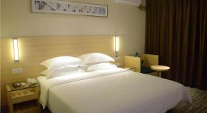 Ένα ή περισσότερα κρεβάτια σε δωμάτιο στο City Comfort Inn Dongguan Dalang Yuanda City Plaza