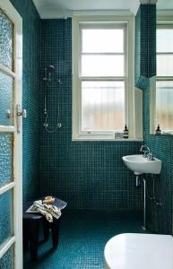 Ένα μπάνιο στο Art Deco Sydney Pad with Private Courtyard