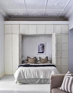 Ένα ή περισσότερα κρεβάτια σε δωμάτιο στο Art Deco Sydney Pad with Private Courtyard