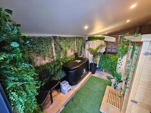 Taman di luar MOOLOOLABA CANAL HOME - Modern 4Bedroom with Spa, Sauna and Private Pontoon - NEW proprietor 2024