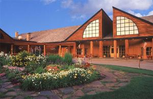 Un edificio con un mazzo di fiori davanti di Grouse Mountain Lodge a Whitefish