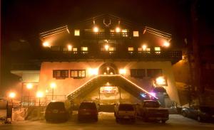 a building with cars parked in front of it at night at Austria Hof Lodge in Mammoth Lakes
