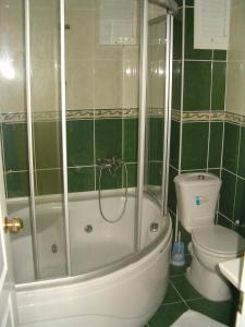 A bathroom at Mandalinn Hotel