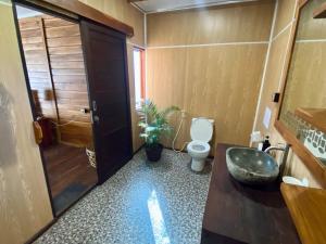 吉利特拉旺安Zen Home的配有马桶、水槽和门的浴室