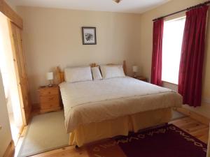um quarto com uma cama grande e uma janela em Reads Park Self - Catering Accommodation em Galbally