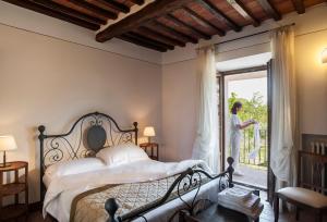 a bedroom with a bed and a window at B&B L'orto Delle Terme in Bagno Vignoni