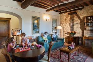 eine Gruppe von Kindern in einem Wohnzimmer in der Unterkunft B&B L'orto Delle Terme in Bagno Vignoni