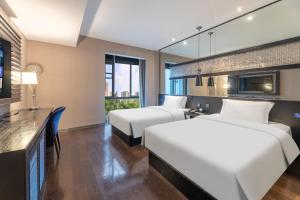 Letto o letti in una camera di Guangzhou Baiyun Airport Orange Crystal Hotel