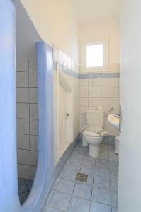 un baño con inodoro y lavabo en Pension Hlias - Chora Amorgos, en Amorgós 85 fotos más