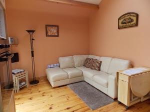 sala de estar con sofá blanco y mesa en Reads Park Self - Catering Accommodation en Galbally