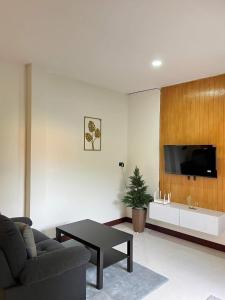 TV a/nebo společenská místnost v ubytování Soldeera house bangtao
