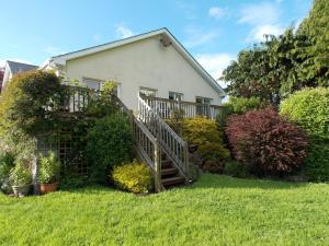uma casa com uma escada no quintal em Reads Park Self - Catering Accommodation em Galbally