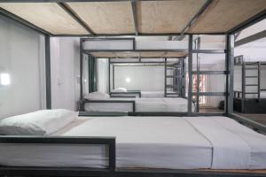 เตียงในห้องที่ Why Not Hostel