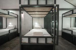 เตียงในห้องที่ Why Not Hostel
