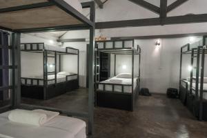 เตียงในห้องที่ Why Not Hostel