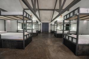 เตียงในห้องที่ Why Not Hostel