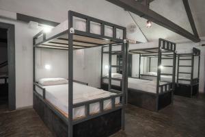 เตียงในห้องที่ Why Not Hostel