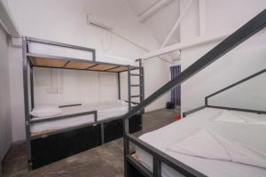 เตียงในห้องที่ Why Not Hostel