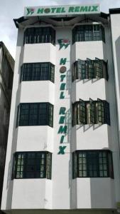 キャメロンハイランドにあるHotel Remixの標識が書かれた白い高い建物