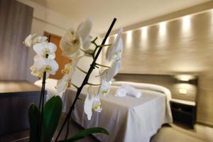 A bed or beds in a room at Hotel Crystal