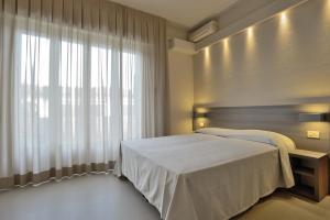 A bed or beds in a room at Hotel Crystal