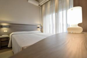 A bed or beds in a room at Hotel Crystal