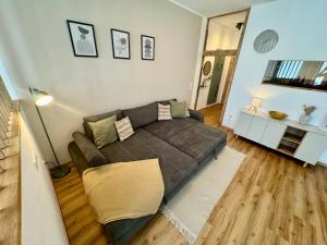 a living room with a couch and a table at Pretti Apartments - Neu, Stilvoll, Zentral, Komfortabel, Geräumig & Ruhig in Bamberg