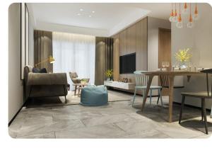 ein Wohnzimmer mit einem Tisch und ein Esszimmer in der Unterkunft Test Property Name 