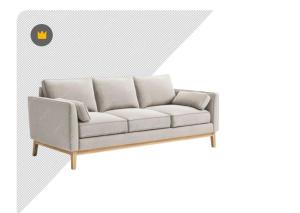 ein Sofa in einem Zimmer mit einer Wand in der Unterkunft Test Property Name 