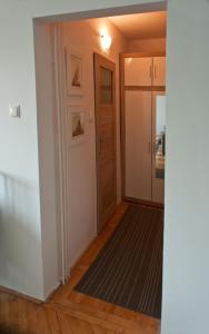 un corridoio con porta e tappeto di Morski Sen a Danzica