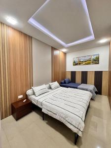 Postel nebo postele na pokoji v ubytování Homestay Permata Baloi Apple House Batam