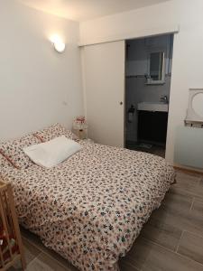 Ένα ή περισσότερα κρεβάτια σε δωμάτιο στο appartement avec jardin
