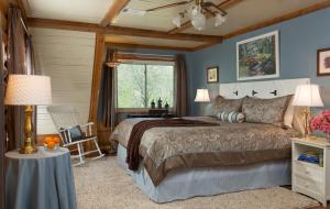 Ένα ή περισσότερα κρεβάτια σε δωμάτιο στο Tiffany's Bed and Breakfast