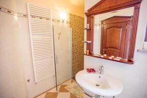 A bathroom at Apartments Leonarda