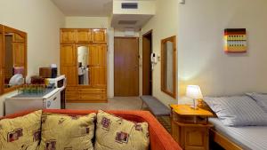 Una sala de estar con un sofá y una cocina. en Prime Location Studio Midia Beach, en Sunny Beach