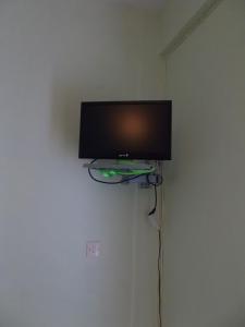 una TV a schermo piatto appesa a una parete di Drosia Apartments a Asprovalta