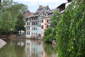 een groep gebouwen naast een rivier bij L'Atelier in Straatsburg