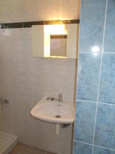 un bagno con lavandino e doccia di Drosia Apartments a Asprovalta Altre 47 foto