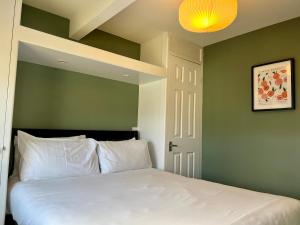 Postel nebo postele na pokoji v ubytování Beach Cottage 33, Just a Short Stroll to the Beach