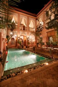 una piscina en medio de una casa en Riad Zagouda, en Marrakech