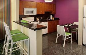 Kuchyň nebo kuchyňský kout v ubytování 7 Springs Inn & Suites